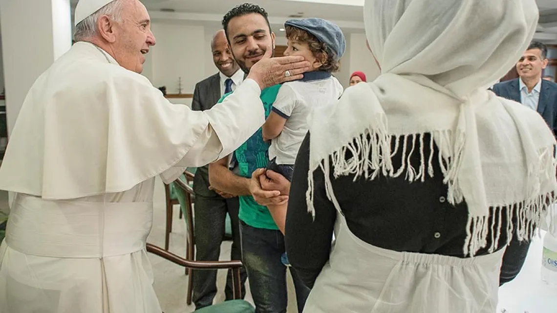 Papież przyjmuje rodzinę syryjskich uchodźców w watykańskim Domu św. Marty, 11 sierpnia 2016 r. / Fot. OSSERVATORE ROMANO / AFP FOTO / EAST NEWS