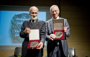 Ks. Wacław Hryniewicz i Aleksander Gurjanow, laureaci Medalu św. Jerzego 2010 / fot. Bartosz Siedlik / 