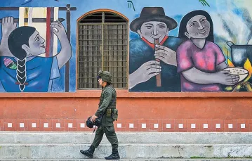 Choć po ogłoszeniu zawieszenia broni dominowała radość, nie jest pewne, czy Kolumbijczycy poprą w referendum porozumienie z partyzantką. Na zdjęciu: policjant w Toribío, 29 sierpnia 2016 r.  / Fot. Luis Robayo / AFP / EAST NEWS