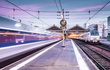 Pociąg dużych prędkości TGV opuszcza stację kolejową w Tours we Francji. // Fot. Julian Elliott / East News