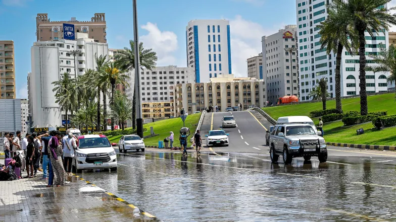 Zalane ulice Szardży niedaleko Dubaju. Zjednoczone Emiraty Arabskie, 17 kwietnia 2024 r. // Ahmed Ramazan / AFP / East News