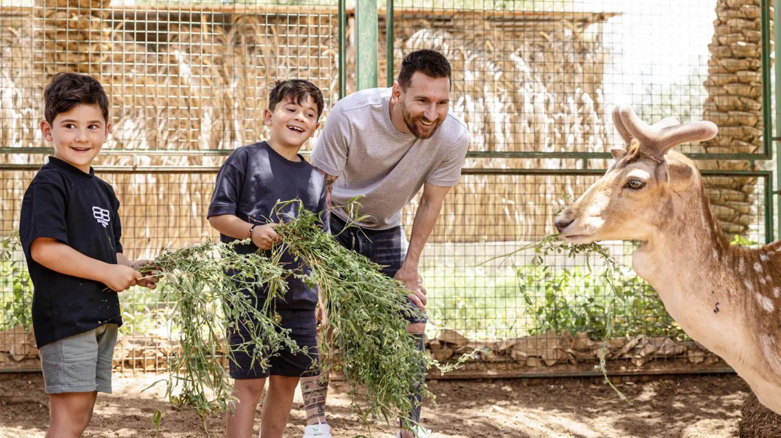 Laureat tegorocznej Złotej Piłki Leo Messi jako ambasador turystyki Arabii Saudyjskiej w ogrodzie zoologicznym w Riyadzie.  5 maja 2023 r. / Saudi Tourism Authority / EAST NEWS