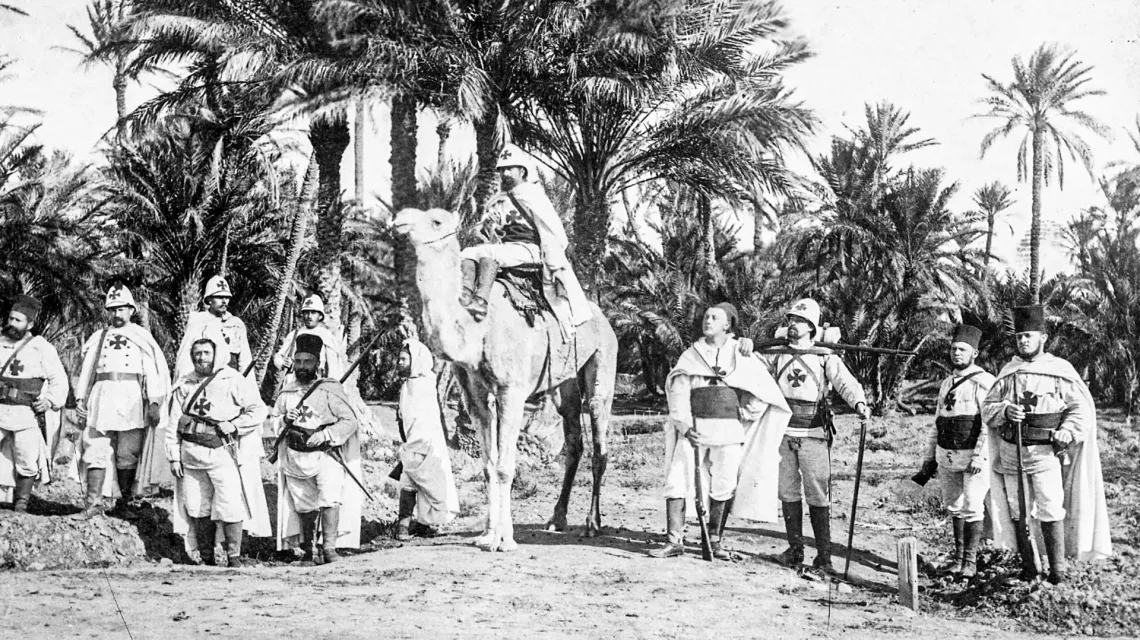Bracia Sahary, członkowie zakonu walczącego z handlarzami niewolników, a także szkoleni przez nich członkowie miejscowej samoobrony i uwolnieni niewolnicy. Lata 1891-1892 / dzięki uprzejmości Braci Sahary