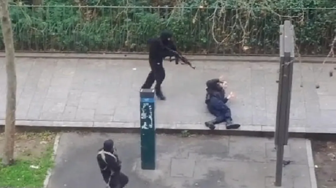 Terrorysta uczestniczący w ataku na redakcję pisma "Charlie Hebdo" mierzy do leżącego policjanta / Klatka z nagrania zamieszczonego w serwisie YouTube