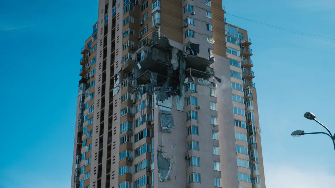 Blok mieszkalny na Prospekcie Łobanowskiego, w który trafiła rosyjska rakieta, Kijów, 26 lutego 2022 r. / FOT. PAWEŁ PIENIĄŻEK / 