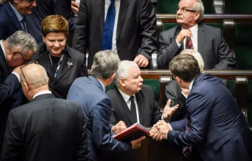 Prezes PiS Jarosław Kaczyński i premier Beata Szydło przed debatą nad exposé, Warszawa, 18 listopada 2015 r. /  / RADEK PIETRUSZKA / PAP
