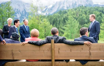 Donald Tusk wśród światowych przywódców podczas szczytu G7, Garmisch-Partenkirchen (Niemcy), czerwiec 2015 r.  / Fot. MICHAEL KAPPELER / EAST NEWS 