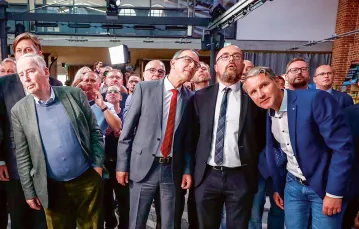 Liderzy AfD (od lewej): Alexander Gauland, Jörg Urban, Hans-Thomas Tillschneider, Björn Höcke oczekują na wyniki wyborów w Saksonii-Anhalt. Magdeburg, 6 czerwca 2021 r. / KAI PFAFFENBACH / REUTERS / FORUM
