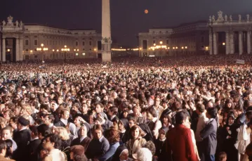 Na placu św. Piotra, noc z 15 na 16 października 1978 r. VITTORIANO RASTELLI / CORBIS / GETTY IMAGES / 