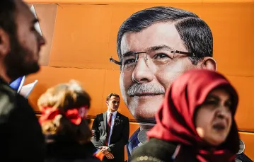 Plakat rządzącej partii AKP z podobizną premiera Ahmeta Davutoğlu, Stambuł, 3 listopada 2015 r. / Fot. Ozan Kose / AFP / EAST NEWS