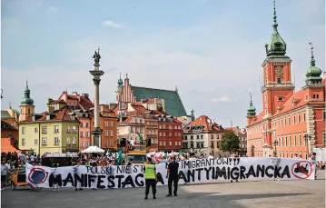 Młodzież Wszechpolska przeciw uchodźcom. Plac Zamkowy, Warszawa, lipiec 2015 r. / Fot. Rafał Guz / PAP