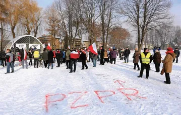 Demonstracja Komitetu Obrony Demokracji i kontrdemonstracja. Brzeszcze, 23 stycznia 2015 r. / Fot. Mateusz Skwarczek / AGENCJA GAZETA