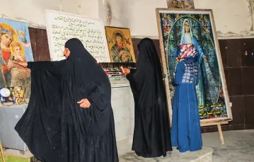 Muzułmanki modlące się w bagdadzkim kościele Karmelitów. / Fot. Witold Repetowicz