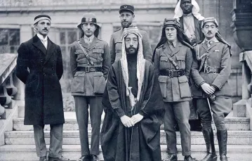 Emir Fajsal w otoczeniu swojej delegacji na paryskiej konferencji pokojowej w Wersalu, 1919 r. / Fot. Domena Publiczna