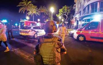 Promenade des Anglais w Nicei po zamachu, 14 lipca 2016 r. / Fot. Cyril Dodergny / PHOTOPQR / FORUM