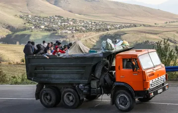 Ormiańscy uchodźcy w drodze między Kornidzor i Goris. 28 września 2023 r. ALAIN JOCARD / AFP / East News