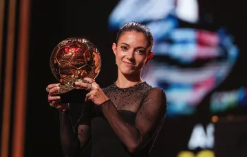 Aitana Bonmati, pomocniczka Barcelony, odbiera Złotą Piłkę. Paryż, 30 października 2023 r. / fot. FRANCK FIFE/AFP/East News