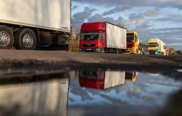 Ciężarówki w kolejce przed przejściem granicznym w Dorohusku, 6 listopada 2023 / fot. WOJTEK RADWANSKI/AFP/East News