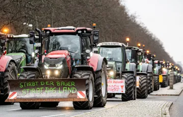 Niemieccy rolnicy z hasłem „Jeśli umrze rolnik, umrze ziemia” blokowali traktorami ulice Berlina. Niemcy, 18 grudnia 2023 r. / fot. FABIAN SOMMER / DPA / AFP / EAST NEWS