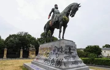 W czerwcu 2020 r. aktywiści zdewastowali pomnik Leopolda II stojący przed pałacem królewskim w Brukseli. Król współodpowiadał za śmierć 10 mln Kongijczyków. Bruksela, 10 czerwca 2020 r.  / Fot. Thierry Roge / AFP / EAST NEWS