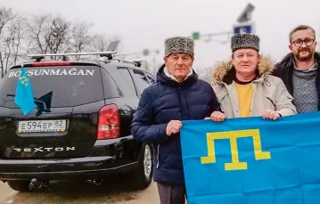 Riza (w żółtym swetrze), Nariman (po jego prawej) i pozostali uczestnicy wyprawy po powrocie z Moskwy na Krym, grudzień 2018 r. / ARCHIWUM WSPÓLNOTY TATARÓW KRYMSKICH