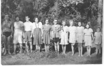 Lato 1944 w Świdrze. Pierwszy z lewej Antoś, czwarta z lewej siostra Maliny, Ewa, piąta: Malina / 