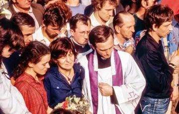 Ks. Jerzy Popiełuszko obok Barbary Sadowskiej na pogrzebie jej syna, Grzegorza Przemyka, skatowanego przez milicję, Powązki, 19 maja 1983 r. / CHRIS NIEDENTHAL / FORUM