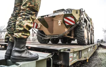 Załadunek wozów pancernych „Boxer” dla niemieckiego batalionu z sił NATO, który stacjonuje na Litwie. Immendingen, Niemcy, 25 stycznia 2018 r. / FELIX KÄSTLE / DPA / AFP / EAST NEWS