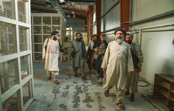 Talibowie zwiedzają jeden z bloków bagramskiego aresztu, 15 września 2021 r. / PAWEŁ PIENIĄŻEK