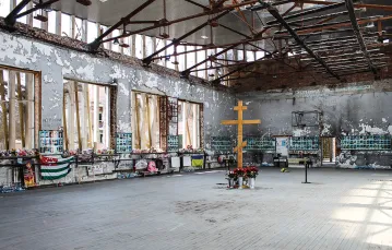 Miejsce pamięci w sali gimnastycznej dawnej szkoły numer 1 w Biesłanie, 2018 r. / KAROL FRYTA