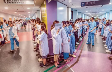 W Hongkongu protestują także pracownicy ochrony zdrowia.  Queen Mary Hospital, 1 września 2019 r. / JUSTIN CHIN / BLOOMBERG / GETTY IMAGES