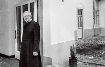 Abp László Paskai na dziedzińcu pałacu biskupiego w Budapeszcie, lata 80. XX w. / EAST NEWS / EAST NEWS