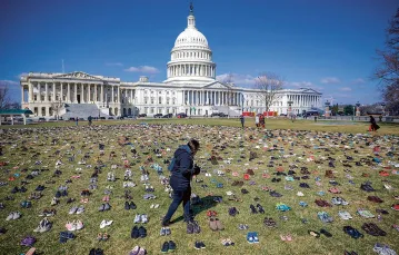 Siedem tysięcy par butów – reprezentujących dzieci i nastolatki zabite z broni palnej od 2012 r. – przed Kapitolem,  siedzibą parlamentu federalnego USA. Waszyngton, 13 marca 2018 r. / CHIP SOMODEVILLA / GETTY IMAGES