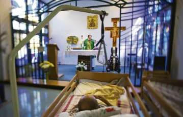Ks. Adam Trzaska odprawia Mszę św. w kaplicy Hospicjum św. Łazarza, sierpień 2010 r. / fot. Tomasz Wiech / 