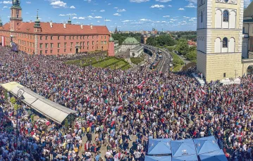 Marsz 4 czerwca, który przeszedł ulicami Warszawy, miał pokojową atmosferę. Widok na plac Zamkowy i kościół św. Anny.4 czerwca 2023 r.   / JACEK DOMIŃSKI / REPORTER
