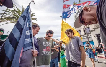 Grupa chrześcijan ewangelikanych na marszu „White Lives Matter”, Huntington Beach, Kalifornia, kwiecień 2021 r. / DAVID MCNEW / GETTY IMAGES