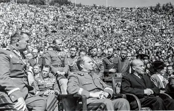 Obchody 25. rocznicy trzeciego powstania śląskiego, zorganizowane przez komunistyczne władze. Góra św. Anny, maj 1946 r. / PAP