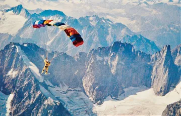 Peter Chrzanowski, narciarz i paralotniarz, w trakcie zlotu spod szczytu Mount Waddington w kanadyjskich Górach Nadbrzeżnych, 1987 r.  / Z ARCHIWUM PETERA CHRZANOWSKIEGO