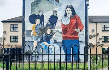 Republikański mural w katolickiej dzielnicy Derry/Londonderry. Irlandia Północna, 3 maja 2022 r. / AGATA KASPROLEWICZ