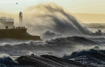 Latarnia morska w Porthcawl w południowej Walii podczas huraganu Eunice, 18 lutego 2022 r. / GEOFF CADDICK / East News