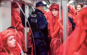Jedna z akcji ruchu Extinction Rebellion, warszawskie metro, 28 września 2019 r. / KATARZYNA ŁUKASIEWICZ / EXTINCTION REBELLION POLSKA