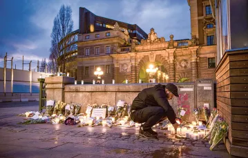 Znicze koło parlamentu ku pamięci zmarłych na COVID-19. Sztokholm, 28 kwietnia 2020 r. / IBL / REX / EAST NEWS / IBL / REX / EAST NEWS