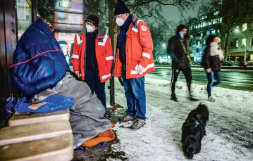 Wieczorami wolontariusze i pracownicy różnych organizacji – w tym Czerwonego Krzyża – wyruszają po tych, którzy do noclegowni nie dojdą na własnych nogach. Berlin, luty 2021 r. / CLEMENS BILAN / EPA / PAP