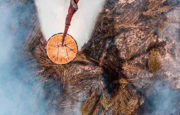 Akcja helikoptera gaśniczego nad płonącym lasem w Palangkaraya  na indonezyjskiej części Borneo, 18 września 2019 r. /  / ANTON RAHARJO / ANADOLU AGENCY / EAST NEWS