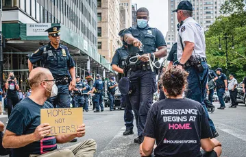 Na skutek kryzysu coraz więcej Amerykanów popada w bezdomność. Demonstracja nowojorczyków domagających się wyższych zasiłków, lipiec 2021 r. / Erik McGregor / Getty Images