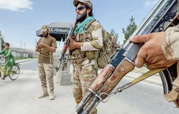 Na punkcie kontrolnym w Kabulu, po amerykańskim nalocie rakietowym,  w którym zginął przywódca Al-Kaidy, 3 sierpnia 2022 r. / HAROON SABAWOON / ANADOLU AGENCY / GETTY IMAGES