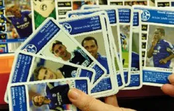 Prezydent Putin i były kanclerz Schröder osobiście pomagali w zawarciu tego kontraktu: w 2006 r. Gazprom otrzymał tytuł głównego sponsora klubu piłkarskiego Schalke 04, płacąc 125 mln euro. Logo Gazpromu jest dziś na koszulkach zespołu. / 