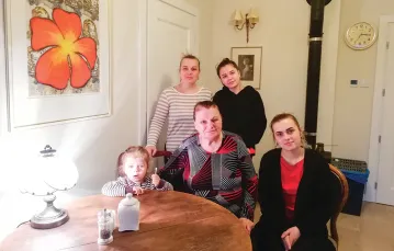 Angelina, Swietłana, Katerina, Ela i Anna w domu w Udryczach. 31 marca 2022 r. / ELIZA LESZCZYŃSKA-PIENIAK