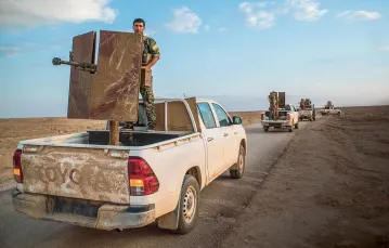 Bojownicy kurdyjscy towarzyszący żołnierzom amerykańskim w rejonie Dajr az-Zaur. Syria, kwiecień-maj 2018 r. / PAWEŁ PIENIĄŻEK
