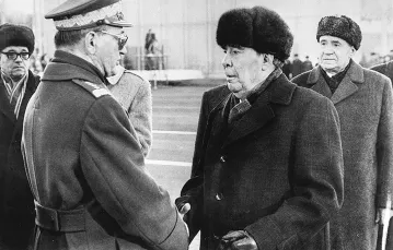 Sowiecki przywódca Leonid Breżniew wita Wojciecha Jaruzelskiego – wówczas premiera PRL i ministra obrony – podczas jego wizyty w Moskwie 15 października 1981 r. Trzy dni później Jaruzelski zostanie pierwszym sekretarzem PZPR. / EAST NEWS